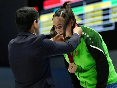 Туркменская тяжелоатлетка завоевала бронзу в рывке на чемпионате Азии в Ташкенте