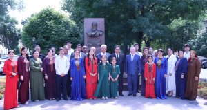 Память туркменского поэта Махтумкули Фраги почтили в Ташкенте