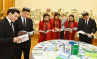 Фоторепортаж: В Ашхабаде презентовали новые издания, посвящённые 25-летию нейтралитета Туркменистана