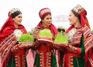 Фоторепортаж: В Туркменистане широко отметили Новруз