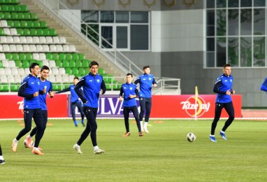 Футболисты сборной Узбекистана провели открытую тренировку на стадионе «Ашхабад»