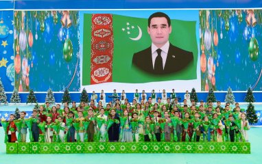 В Туркменистане наградили более 70 лауреатов детской премии имени Гульбаба