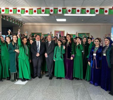 Ýaponiýanyň Türkmenistandaky ilçisi Türkmenbaşy şäherindäki mekdebe baryp gördi