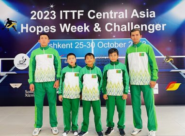 The Turkmen table tennis team improves its skills at a training camp in Tashkent