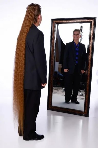 Американка отрастила косу длиной более 170 сантиметров