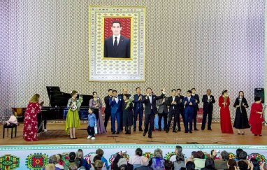 В туркменской консерватории прошел концерт в честь Международного женского дня