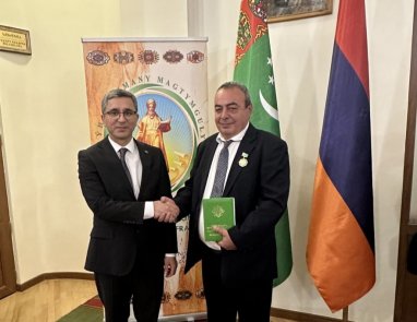 Armenian poet Varuzhan Hastur awarded medal in honor of 300th anniversary of Magtymguly Fragi