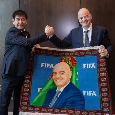 Infantino sowgat berlen türkmen halysyndan galan täsiri bilen paýlaşdy we Türkmenistanyň Futbol federasiýasynyň başlygy bilen duşuşdy