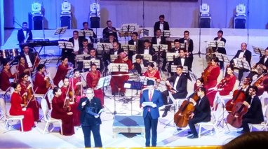 В Туркменабате прошел совместный концерт туркменских музыкантов и бродвейских артистов