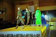 Fotoreportaj: Aşgabatda Özbegistanyň «Sharq liboslari» dizaýn merkeziniň model eşikleriniň görkezilişi