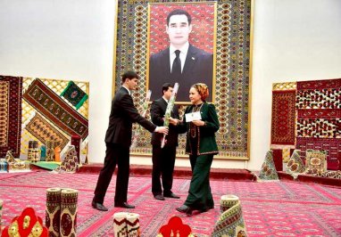 В Туркменистане женщинам и девушкам вручили денежные подарки от имени Президента страны