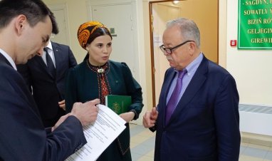 Türkmenistan Dışişleri Bakanlığı Uluslararası İlişkiler Enstitüsü’nde BM'nin ulaşım konusundaki uzmanıyla toplantı yapıldı