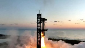 SpaceX'in Super Heavy güçlendiricisi kalkışın ardından başarıyla rampaya geri döndü ve fırlatma kulesinin mekanik kolları tarafından yakalandı