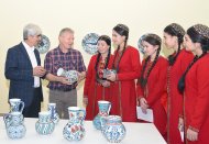 Fotoreportaž: Aşgabatda Türkiýeli nakgaş-keramikaçy Ibrahim Kuşlunyň sergisi açyldy
