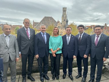 Türkmenistanyň ilçisi Ýewropanyň Diplomatik kollejinde brifinge gatnaşdy