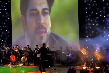 Оркестр Ровшена Непесова в Ашхабаде исполнил музыку из турецких сериалов