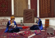 Türkmen halysynyň milli muzeýinda halyçylaryň arasyndaky bäsleşik