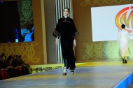 Фоторепортаж: Показ коллекции одежды туркменских дизайнеров в Ашхабаде