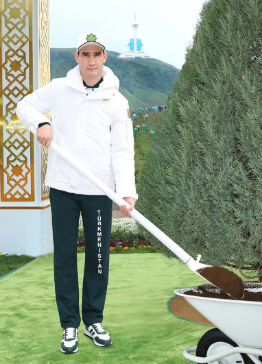 Президент Туркменистана дал старт весенней озеленительной кампании