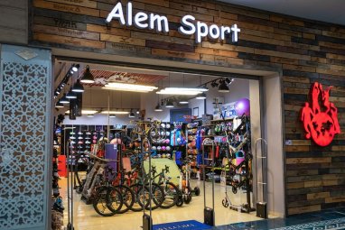 Магазин Alem Sport в ТРЦ «Беркарар» представляет большой выбор товаров для занятий любыми видами спорта