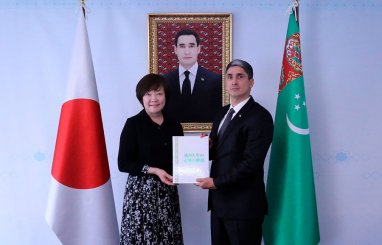 The book of the National Leader of the Turkmen people was presented to the widow of Shinzo Abe