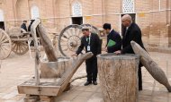 Участники туркмено-узбекского фестиваля дружбы посетили памятники Куняургенча