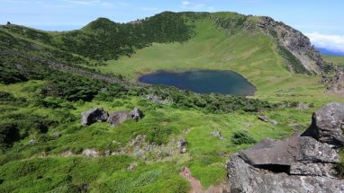 Instant noodle broth destroys the highest mountain in Korea