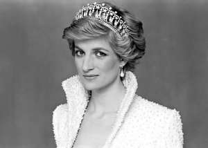 Prenses Diana'nın elbiseleri, notları ve mektuplarından oluşan koleksiyon, açık artırmada 4 milyon sterlinden fazlasına satıldı