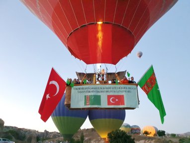Balloon with the slogan “Happy Independence Day of Turkmenistan!” soared in the sky of Cappadocia