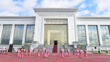 Halk Maslahatynyň Başlygy söwda toplumynyň sergisine baryp gördi