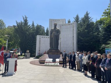 Посольство Туркменистана организовало церемонию возложения цветов к памятнику Махтумкули в Анкаре