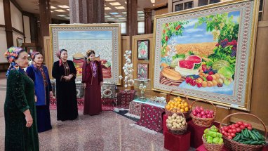 В Государственном музее Туркменистана открылась тематическая выставка к Празднику урожая