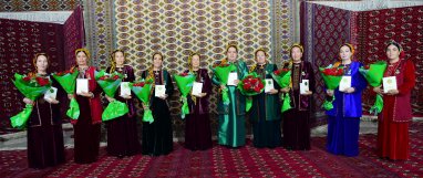 Сердар Бердымухамедов присвоил 11 мастерицам звание «Заслуженная ковровщица Туркменистана»