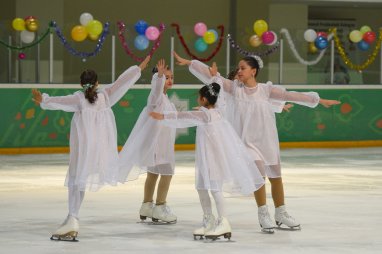 Туркменские фигуристы подарили ашхабадцам новогоднее ледовое шоу