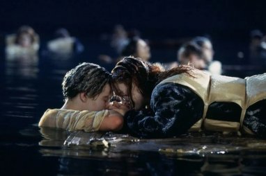 A door from the movie "Titanic" went under the hammer for 718 000 USD