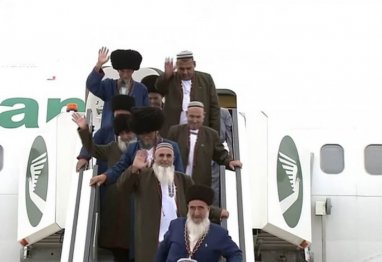 The first group of Turkmen pilgrims returned home from Saudi Arabia