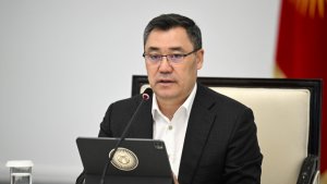 Kırgızistan Cumhurbaşkanı, sağlık çalışanlarının maaşlarının yüzde 50 oranında artırılmasına ilişkin kararnameyi imzaladı