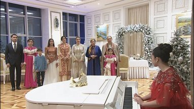 Президент Туркменистана и глава Халк Маслахаты вместе с членами семьи дружно встретили Новый год