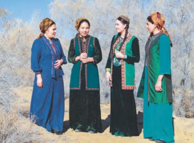 Минкультуры Туркменистана организовало для творческих работников поездку в Новрузяйласы