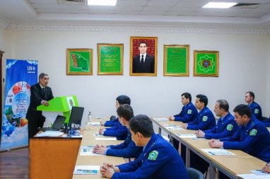 Türkmenistanda gümrükçileriň ozon gatlagyny dargadyjy maddalar bilen bagly okuw-maslahaty geçirildi