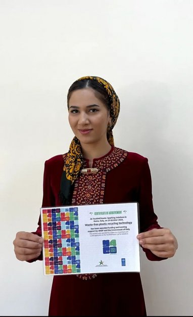 Туркменская студентка выиграла грант на реализацию собственного экологического проекта