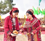 Fotoreportaž: Türkmenistanda giň möçberli bag ekmek maksatnamasynyň nobatdaky tapgyryna badalga berildi