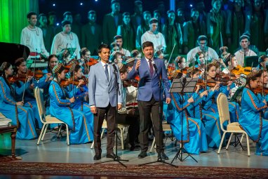 На сцене музыкального театра в Ашхабаде состоялся яркий концерт Туркмен бинасы