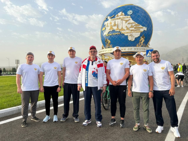 Russian Ambassador to Ashgabat Ivan Volynkin took part in a mass bike ride