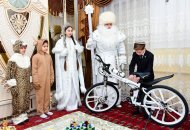Fotoreportaž: Aşgabatly mekdep okuwçysyna Türkmenistanyň Prezidenti welosiped sowgat etdi