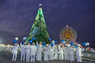 The lights on the Main New Year tree of Turkmenistan were lit