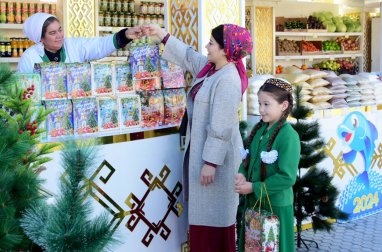Новогодние ярмарки в Туркменистане дарят праздничное настроение
