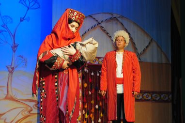 Fotoreportaž: Aşgabadyň döwlet rus drama teatry Astrahan şäherinde döredijilik saparynda boldy
