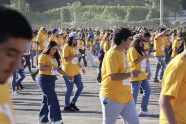 Meksikada 2 müň adam çemçede ýumurtga göterip ylgamak ýaryşyna gatnaşdy