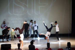 Федерация спортивных танцев Туркменистана организовала выступление юных талантов